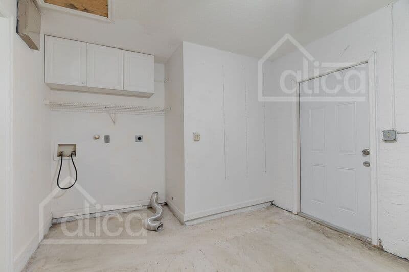 Riviera Beach House: 742 W 6th St