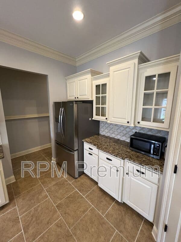 Zachary House: 7335 Oakview Dr.