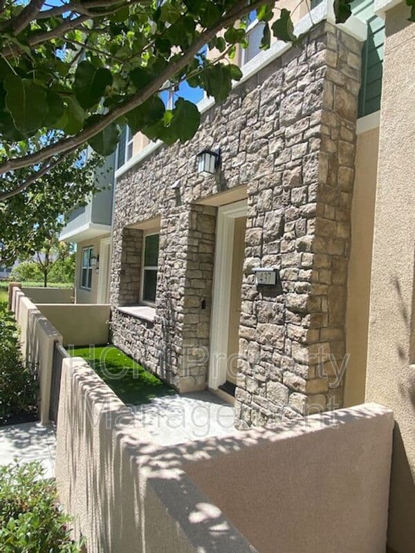 Lake Forest House: 437 Palermo