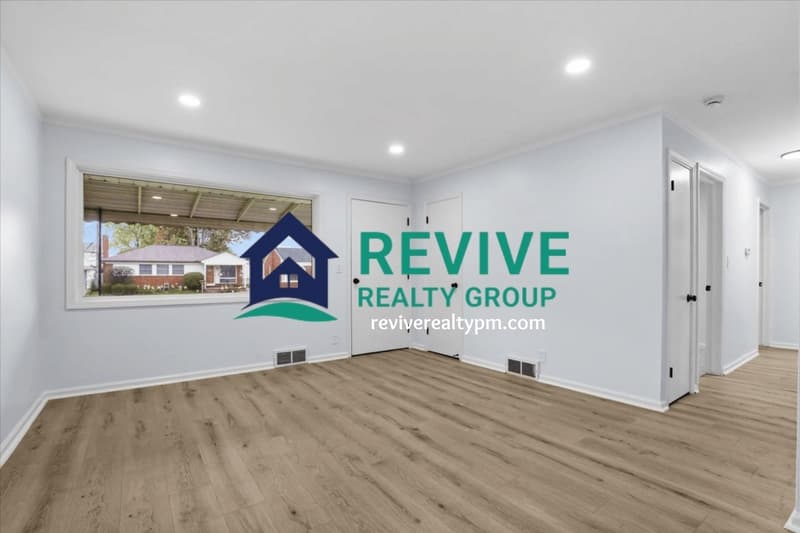 Roseville House: 28059 Floral Street
