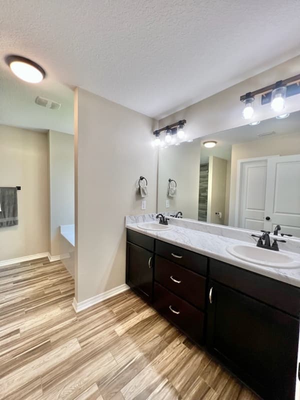Crestview House: 6193 Anchors Drive