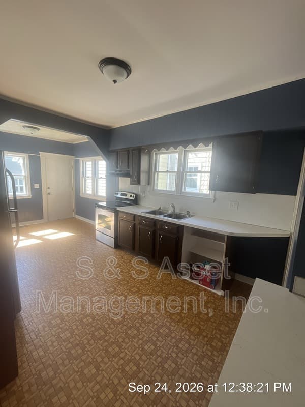 Lansing House: 1415 South Genesee Drive