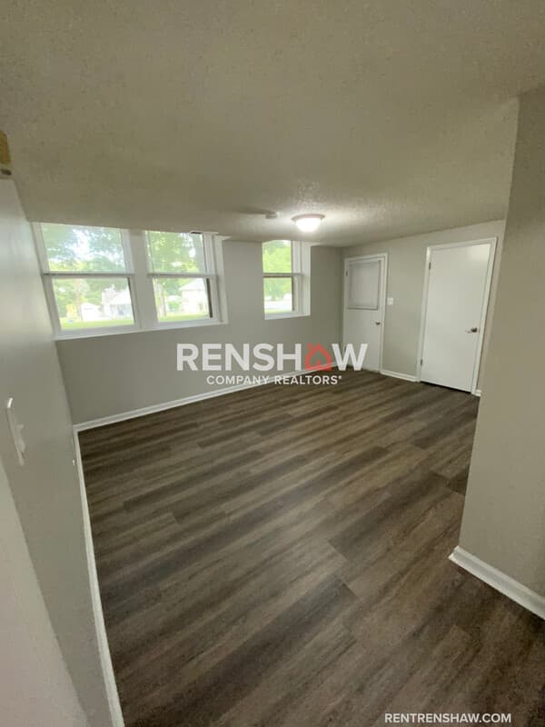 Trenton House: 900 S College St