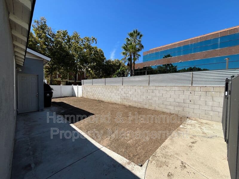 Sherman Oaks House: 15483 Dickens St.