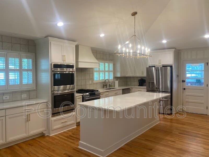 Easley House: 206 Sunshine Way
