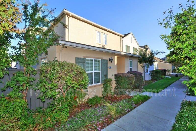 Orangevale House: 9041 Crescenda Lane