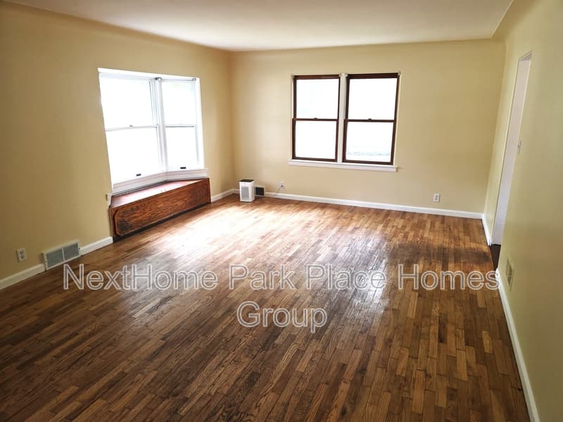 Midland House: 2908 Dartmouth Drive