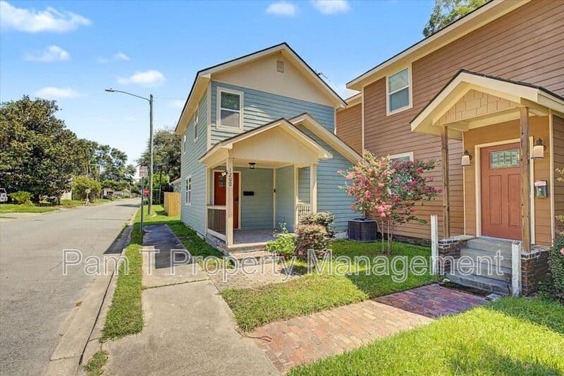 Savannah House: 1200 E 37th St