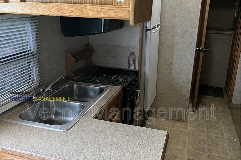 Pearsall House: 1819 County Road 1001 - 101