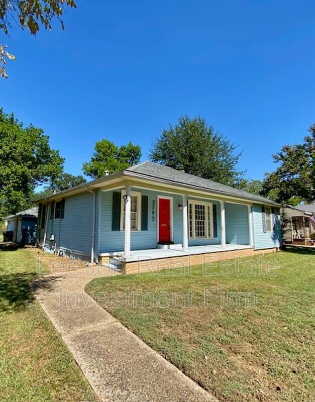 Shreveport House: 3792 Greenway Pl.