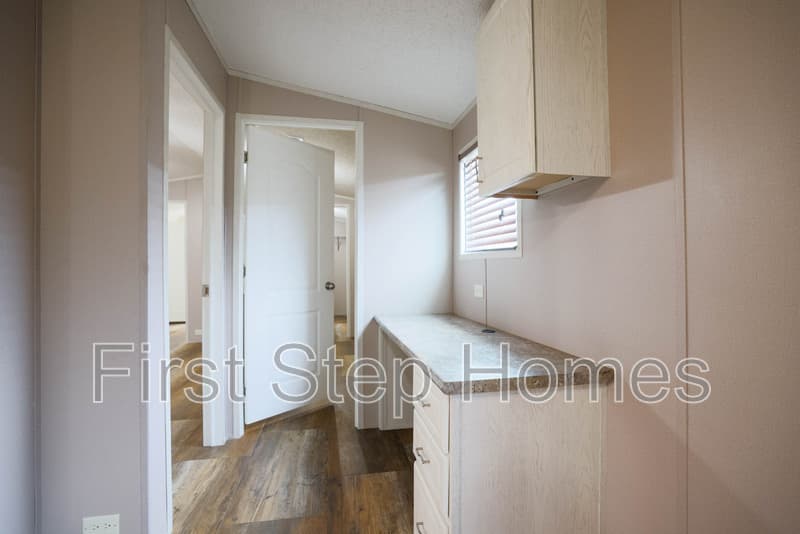 Tyler House: 1114 Tres Picos St