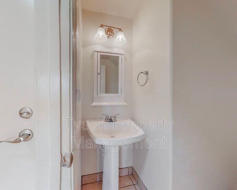 Albuquerque House: 8705 Silvercrest Ct NW