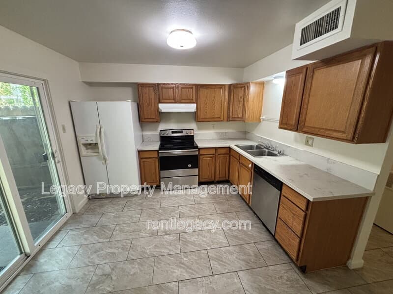 Sacramento House: 163 Fairgrounds Dr