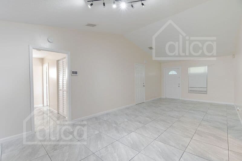 Riviera Beach House: 742 W 6th St