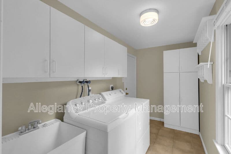 Alexandria House: 2206 Fort Ward Pl