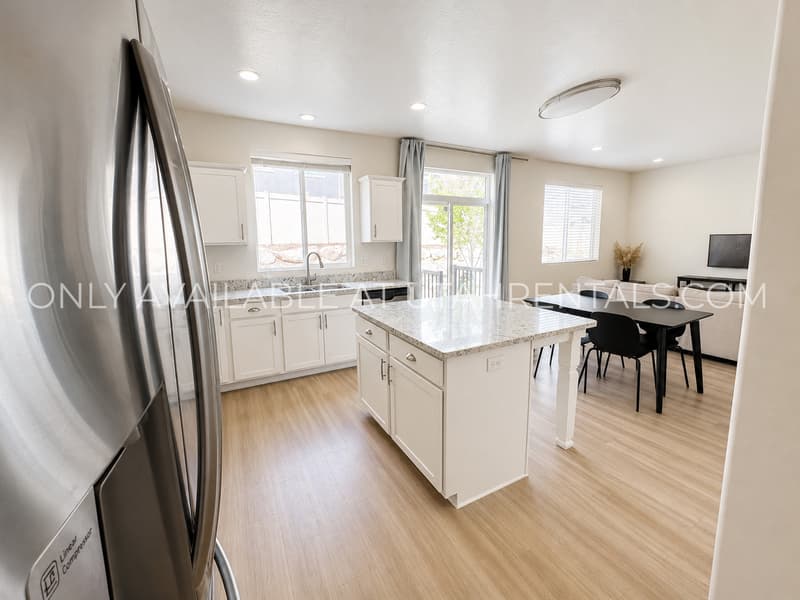 Saratoga Springs House: 267 W Willow Creek Dr
