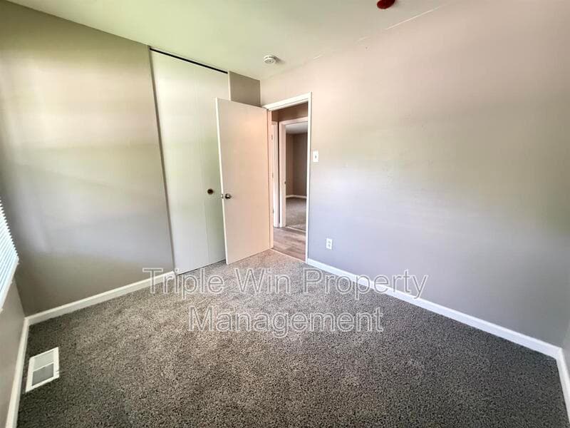 HAZELWOOD House: 7250 HOWDERSHELL RD