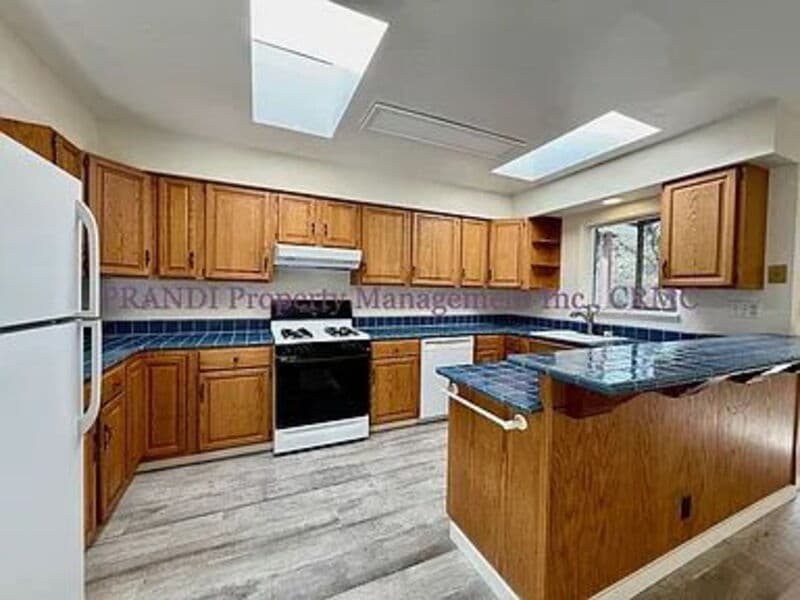 San Rafael Condo: 4 Woods St.