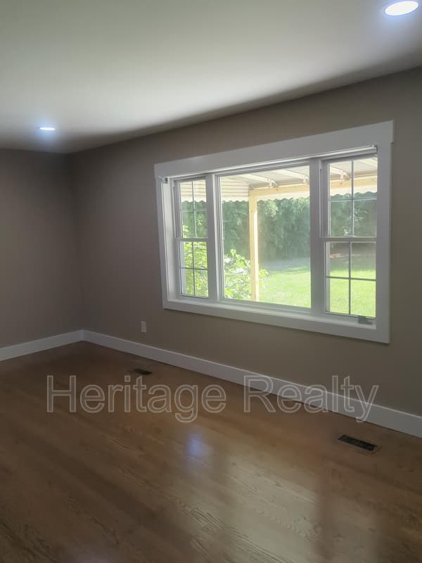 Knoxville House: 8108 Bennington Drive Northwest
