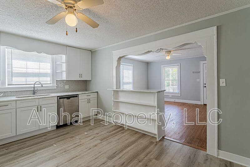 Greenville House: 407 Cedar Lane Rd