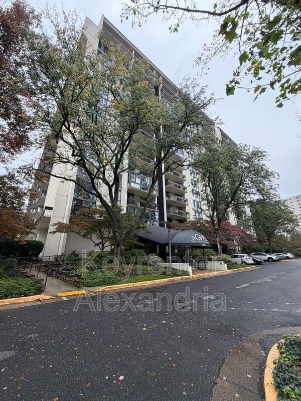 Alexandria House: 5300 Holmes Run Parkway