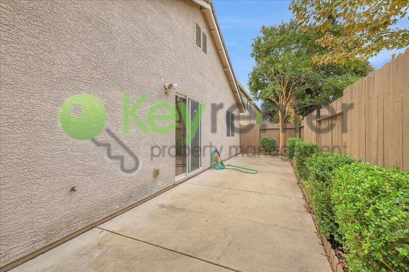 Roseville House: 1682 Loon Lake Street