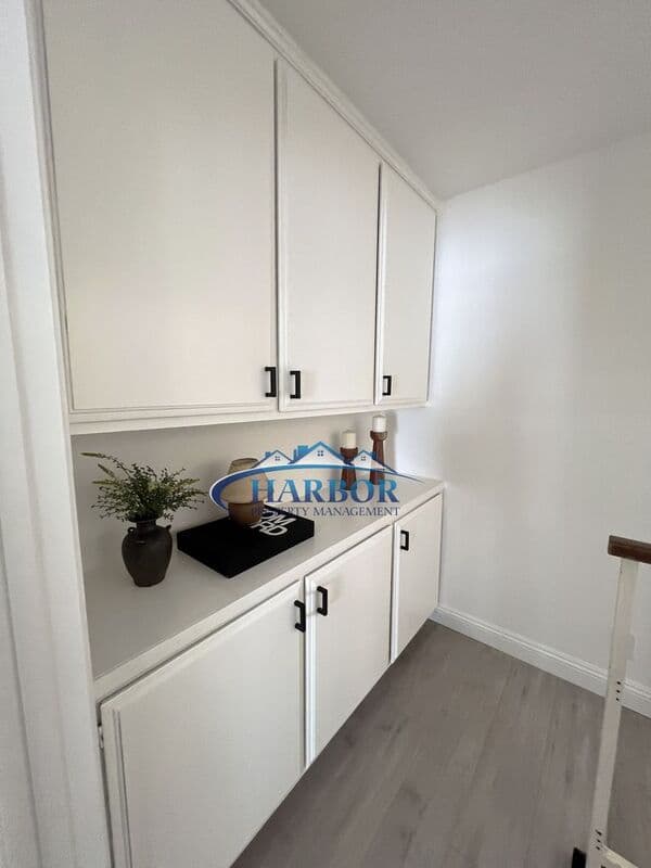 Hawthorne Townhome: 14468 Yukon Avenue