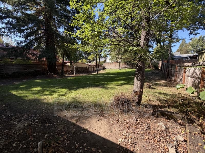 Grants Pass House: 1324 NW Washington Blvd