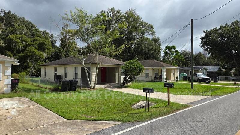 Lakeland House: 220 S Eastside Dr.