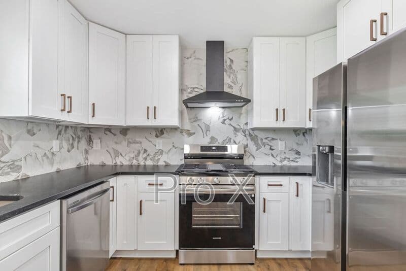 Bentonville House: 809 Carson Drive