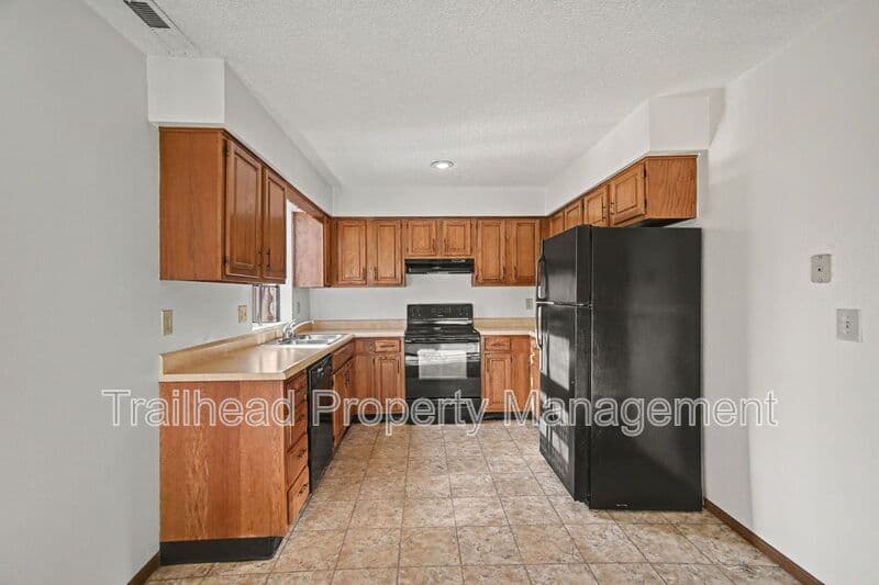 Blue Springs House: 410 NW Nottingham Lane