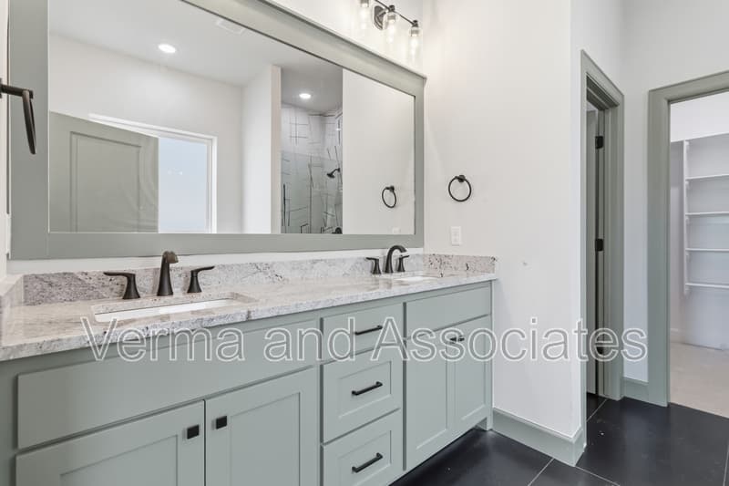 Centerton House: 980 Trestle Ln