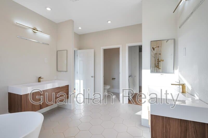 Henderson House: 2485 Sturrock Dr