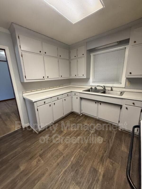 Simpsonville House: 1210 NE Main St