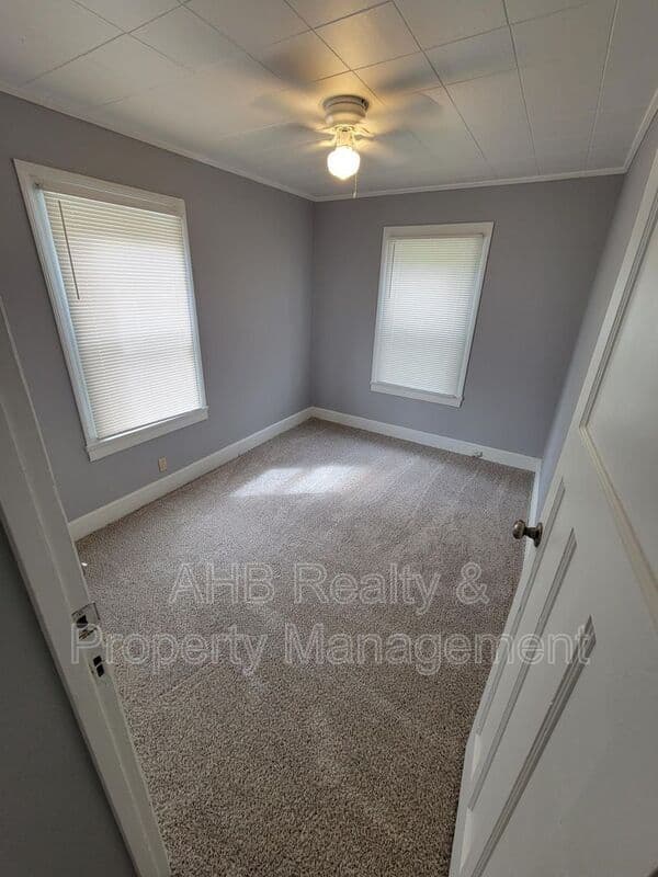 Burlington House: 1104 West Webb
