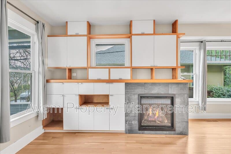 Portland House: 3431 SE Caruthers St