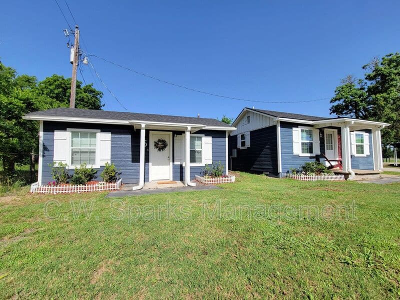 West Tawakoni House: 1901 E Hwy 276