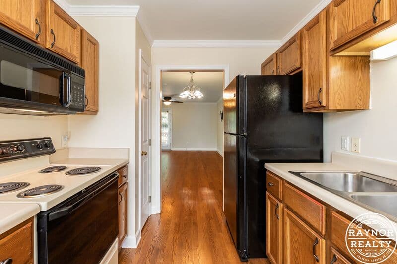 Wake Forest House: 1022 S Main St