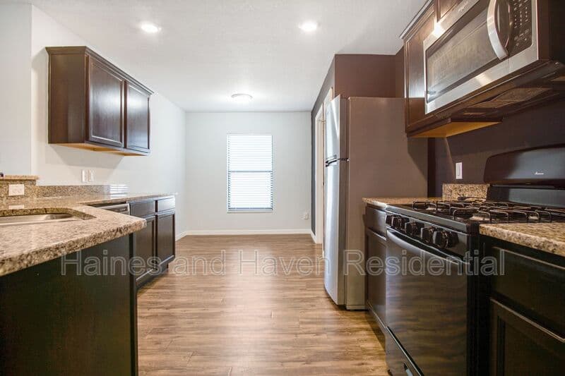 Dundee House: 1503 Swan Lake Cir