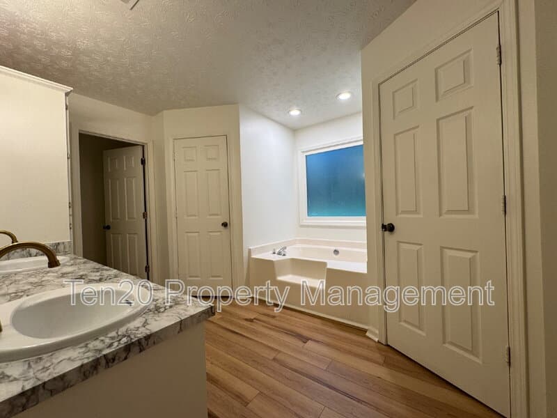 Columbus House: 6009 Creek Stone Court