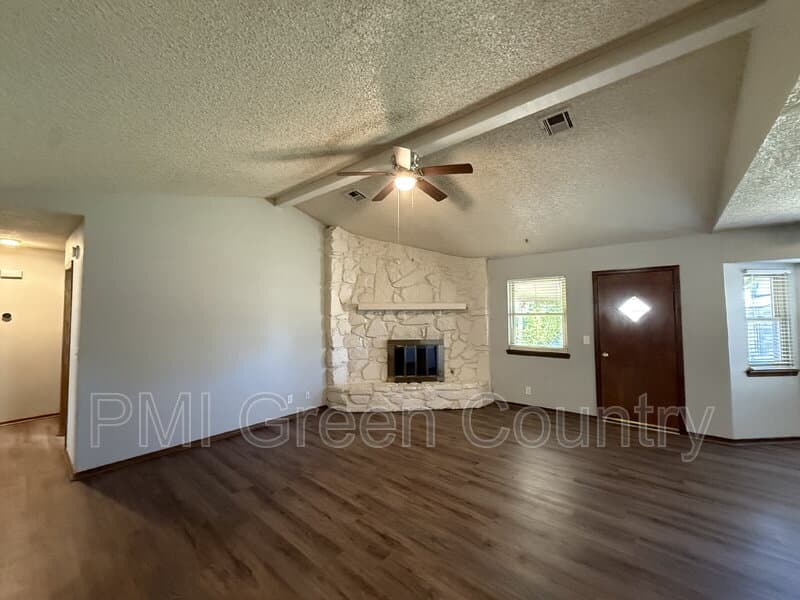 Broken Arrow House: 4708 S Maple Ave