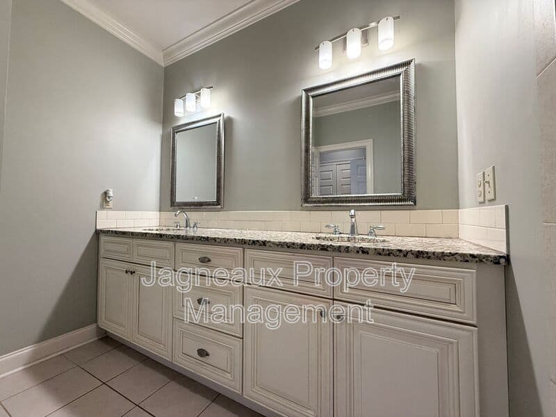Lafayette House: 108 Shallowford Dr