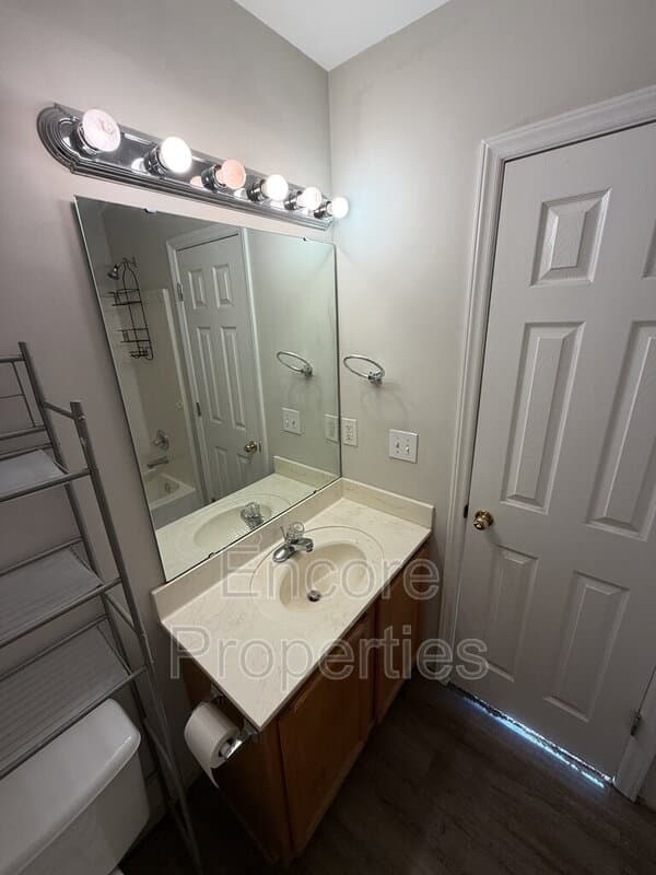 Raleigh House: 4727 Tanglewood Oaks St