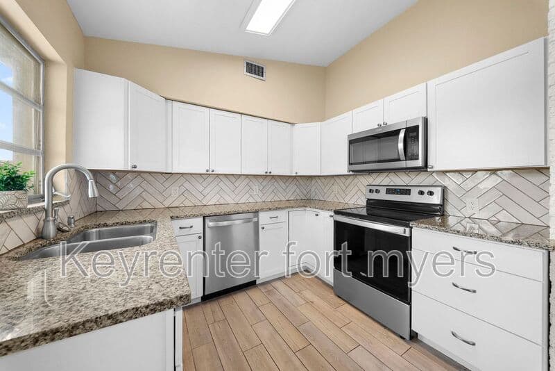 North Fort Myers House: 275 Lakeview Dr