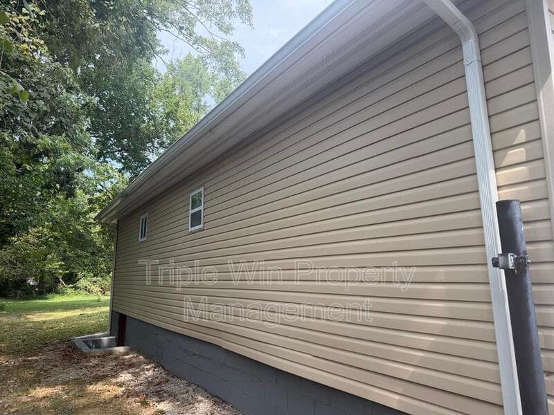 SAINT LOUIS House: 9937 CARLYLE AVE