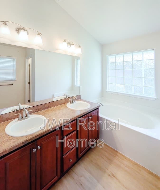 Jacksonville House: 7547 Westland Oaks Dr
