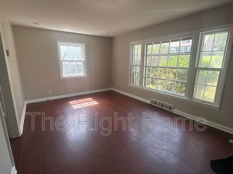 Omaha House: 6735 N 34th St