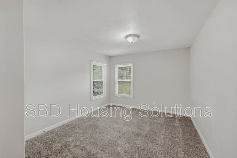 Blue Springs House: 104 N Countryside Ln