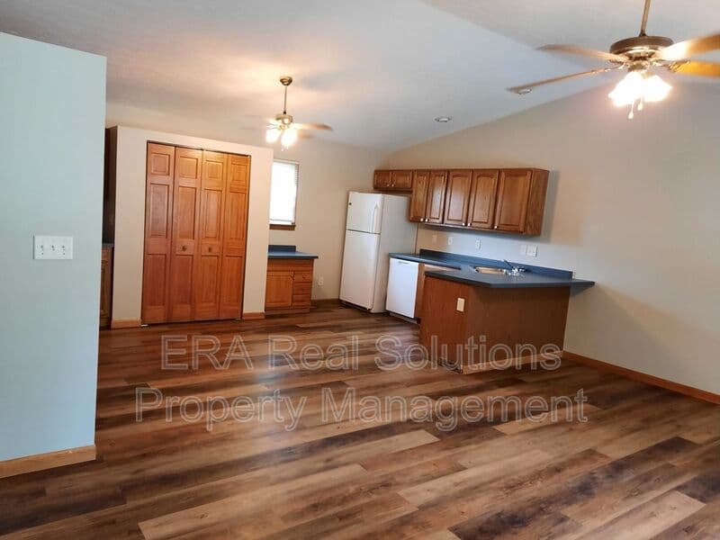 Hillsboro House: 108 E Lilley St