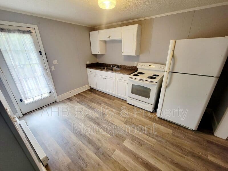 Burlington House: 821 Grace Avenue